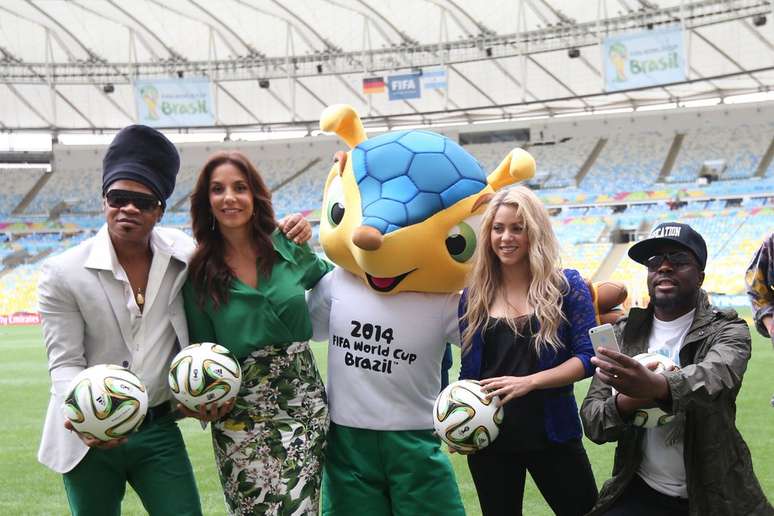 Artistas do show de encerramento da Copa conhecem o Maracanã