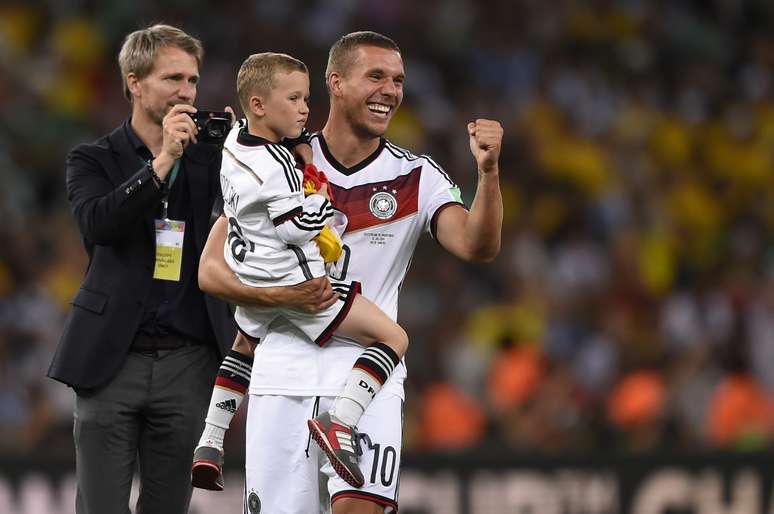 <p>Podolski comemora com os familiares o título</p>