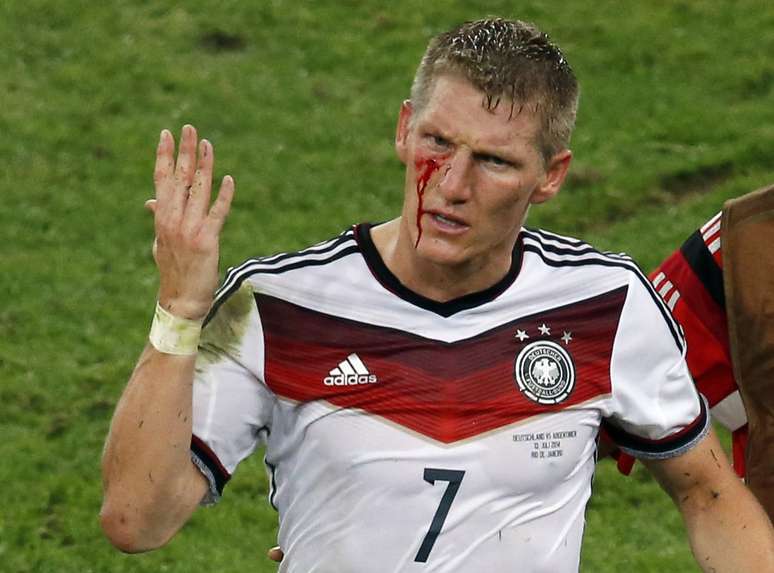 Schweinsteiger disputa bola pelo alto e leva braçada de Agüero no rosto. Ele sai sangrando de campo e é atendido pelos médicos