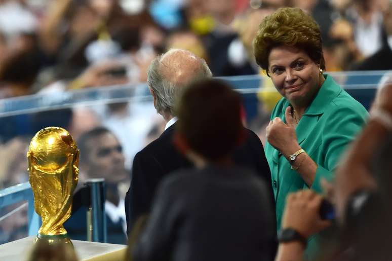 <p>Dupla entregou a taça à Lahm e foi vaiada sempre que aparecia no telão do estádio</p>