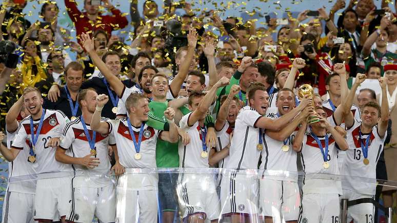 Seleção da Alemanha recebe a taça da Copa do Mundo e comemora o tetracampeonato no Maracanã