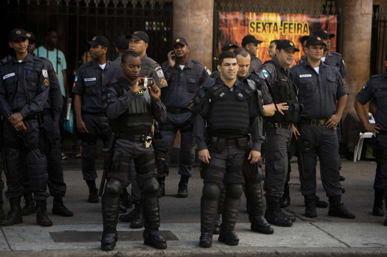 <p>Polícia está em grande número para conter protesto</p>