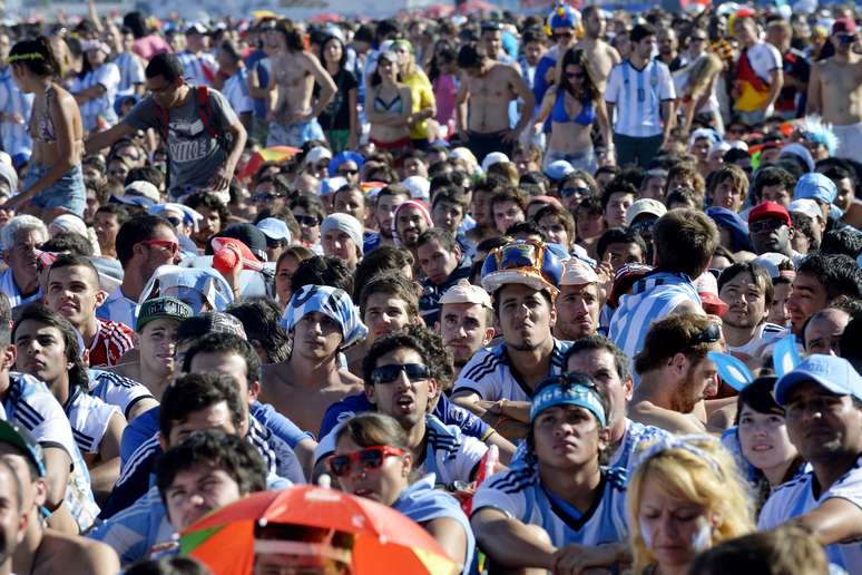 <p>Praia de Copacabana foi um dos principais locais adotados como "casa" pelos turistas</p>