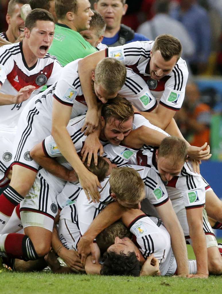Alemães comemoram o tetracampeonato conquistado em cima da Argentina no Maracanã após a vitória por 1 a 0