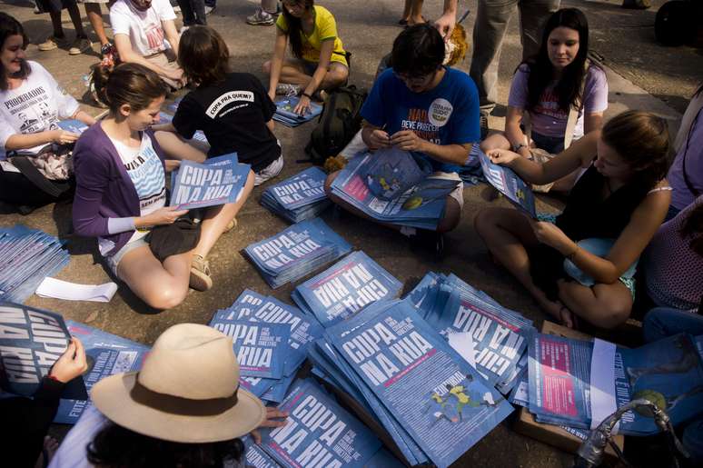 Antes da final da Copa do Mundo entre Argentina e Alemanha, manifestantes se reuniram próximo ao Estádio do Maracanã, palco da decisão, para protestar contra o Mundial. Com o mote Nossa Copa é na Rua, os manifestantes carregam bandeiras da Palestina e cartazes que questionam o legado do evento