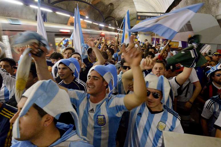 Animados, torcedores da Argentina lotam o metrô do Rio de Janeiro, a caminho do Estádio do Maracanã, onde acontece a grande final da Copa do Mundo, contra a Alemanha. Com bandeiras, camisas, chapéus e pinturas no rosto, os argentinos colorem a cidade de azul e branco. Em menor quantidade, torcedores alemães também marcam presença a caminho do estádio