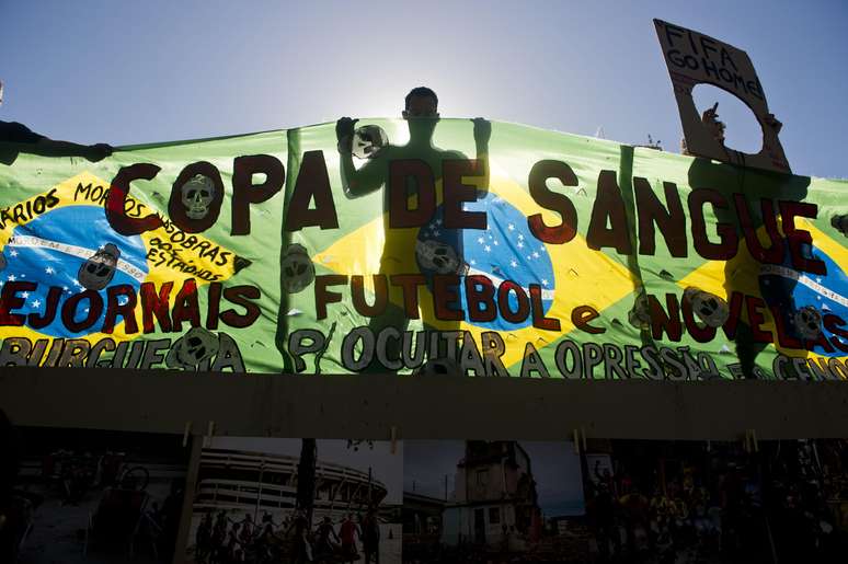 Antes da final da Copa do Mundo entre Argentina e Alemanha, manifestantes se reuniram próximo ao Estádio do Maracanã, palco da decisão, para protestar contra o Mundial