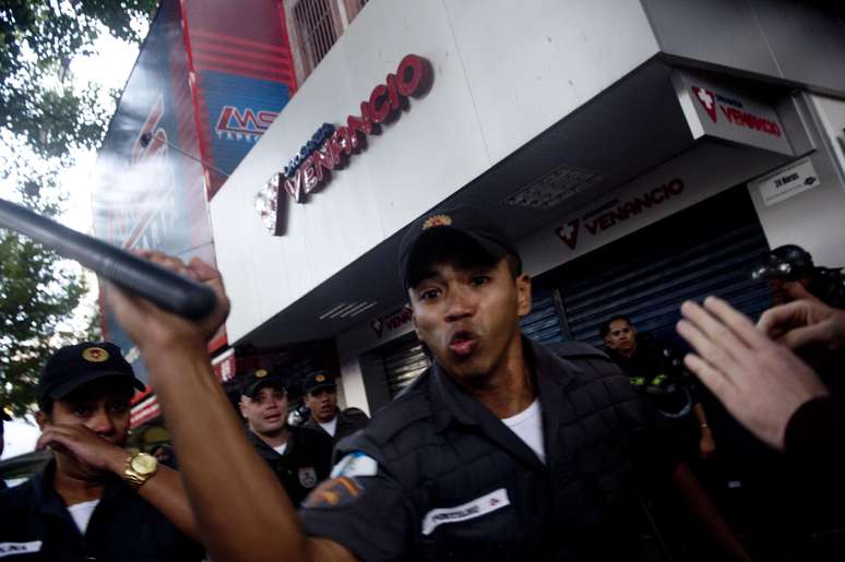 <p>Fotógrafo do Terra, Mauro Pimentel, é atingido pelo cacetete de um PM durante cobertura de protesto contra a realização da Copa do Mundo </p>