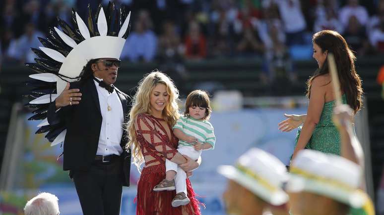 <p>Com a presen&ccedil;a de um time de famosos, como Shakira e Ivete Sangalo, a Copa do Mundo do Brasil teve sua cerim&ocirc;nia de encerramento neste domingo, no Est&aacute;dio do Maracan&atilde;, que recebe tamb&eacute;m a grande final entre Argentina e Alemanha. Na foto, Shakira e o filho Milan, Carlinhos Brown e Ivete Sangalo.</p>