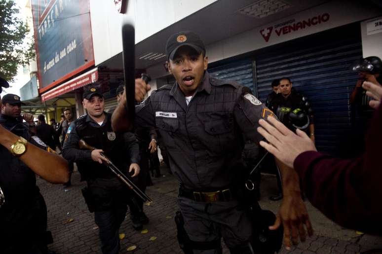 <p>Na foto, o fotógrafo do <strong>Terra </strong>Mauro Pimentel é atingido por cacetete de um PM durante o protesto</p>