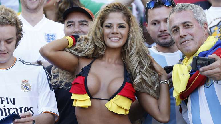 A grande final da Copa do Mundo no Brasil, entre Alemanha e Argentina, contou com belas torcedoras no Maracanã, neste domingo. Uma paraguaia chamou a atenção e mostrou seu apoio à equipe europeia: com um biquíni estilo "cortininha", nas cores do País, ela exibiu a "comissão de frente" sem muito pudor e levou os torcedores à loucura