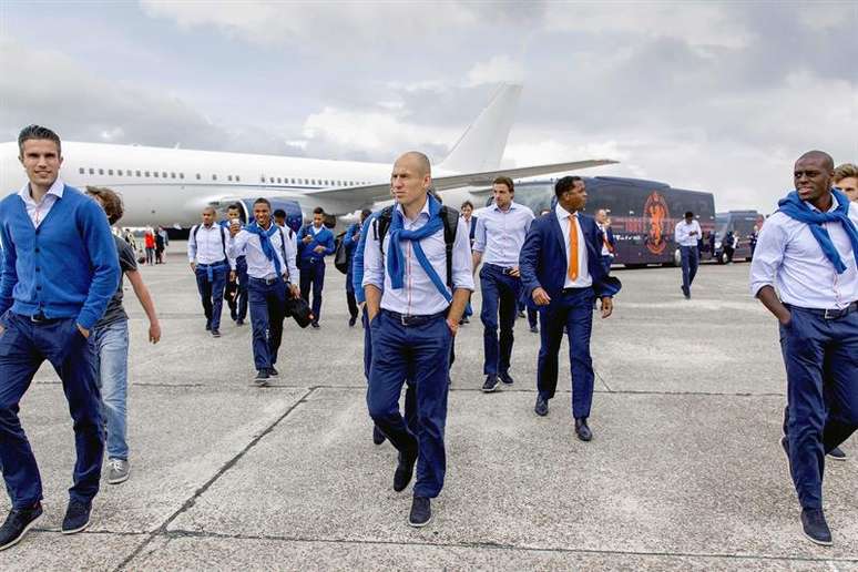 A seleção holandesa terminou a Copa do Mundo em terceiro lugar, após vencer o Brasil neste sábado, e foi recebida pela torcida em casa, no aeroporto de Roterdã. 