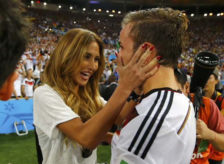 Götze abraça a namorada Ann-Kathrin Brommel após a conquista do tetracampeonato mundial no Brasil