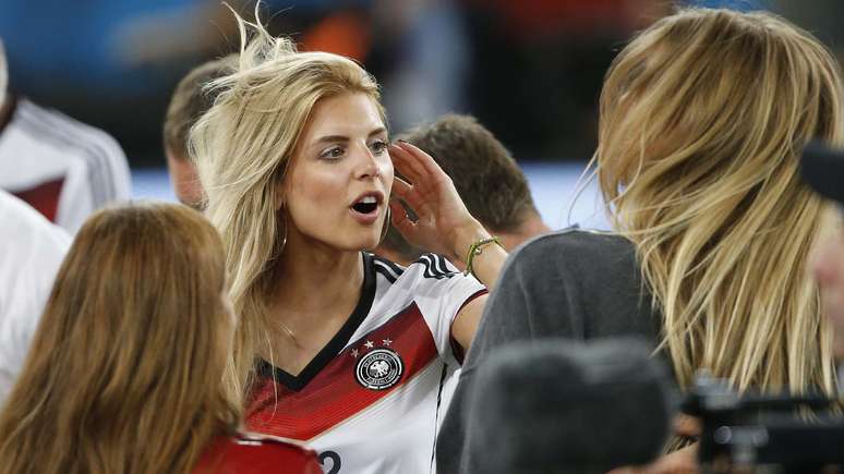 <p>Após conquistar a Copa do Mundo, os jogadores da seleção da Alemanha puderam comemorar a vitória por 1 a 0 sobre a Argentina e o título junto com as esposas, namoradas e filhos no gramado do Estádio do Maracanã, neste domingo.</p>