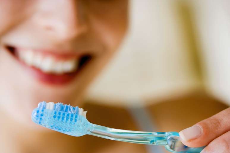 <p>Utilice una pasta de dientes blanqueadora para eliminar las manchas superficiales y para evitar que sus dientes se vean amarillos.</p>