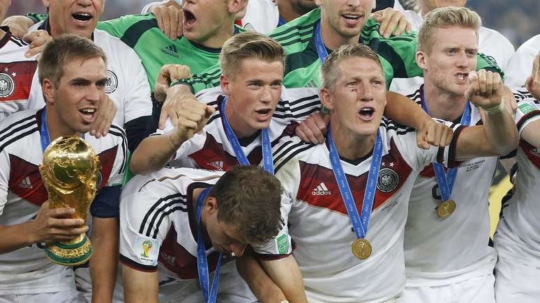 Jogadores alemães fazem a festa no Maracanã após a vitória de 1 a 0 sobre a Argentina que garantiu o tetracampeonato mundial aos europeus