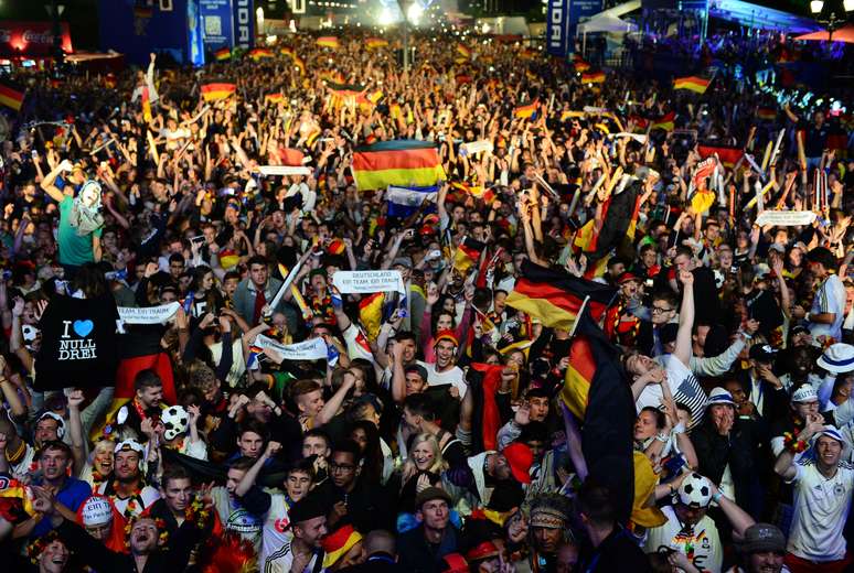 <p>As ruas de Berlim foram tomadas por uma gigantesca festa no início desta segunda-feira (horário local) </p>