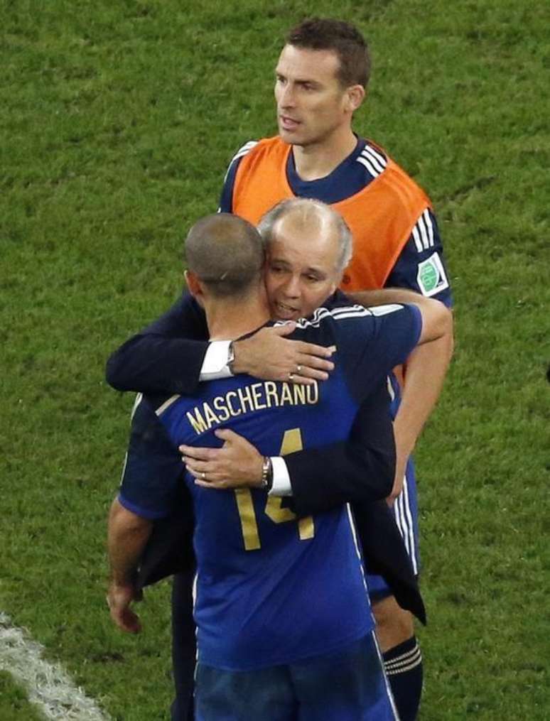 Técnico Sabella abraça Mascherano após derrota da Argentina.