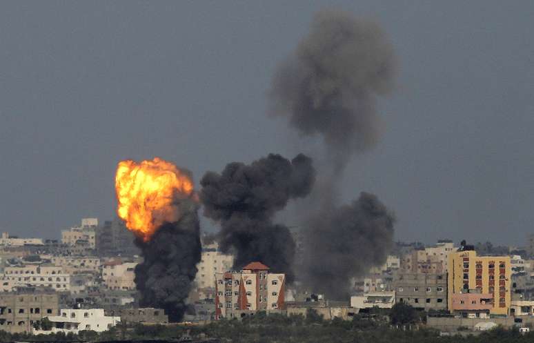 <p>Uma &aacute;rea da Faixa de Gaza &eacute; alvo de ataque&nbsp;a&eacute;reo israelense, em 13 de julho</p>