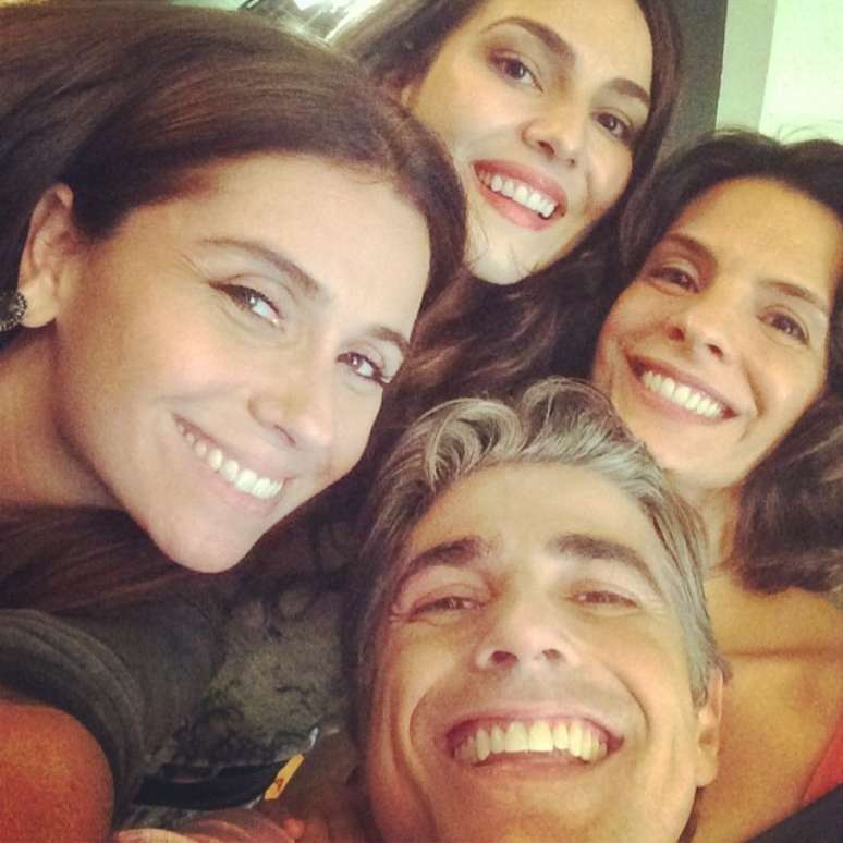 <p>Atriz fez selfie com parceiros de cena</p>