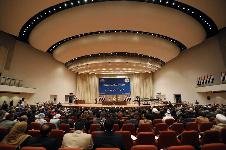 <p>Políticos assistem a uma sessão na sede do parlamento em Bagdá, em 1º de julho</p>