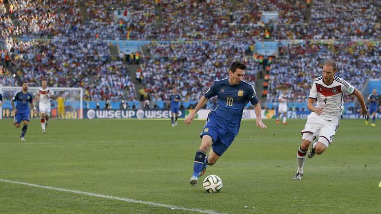 Messi e Höwedes em disputa de bola na partida entre Alemanha e Argentina