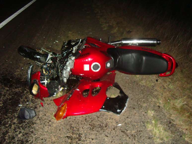 Motocicleta ficou danificada após acidente