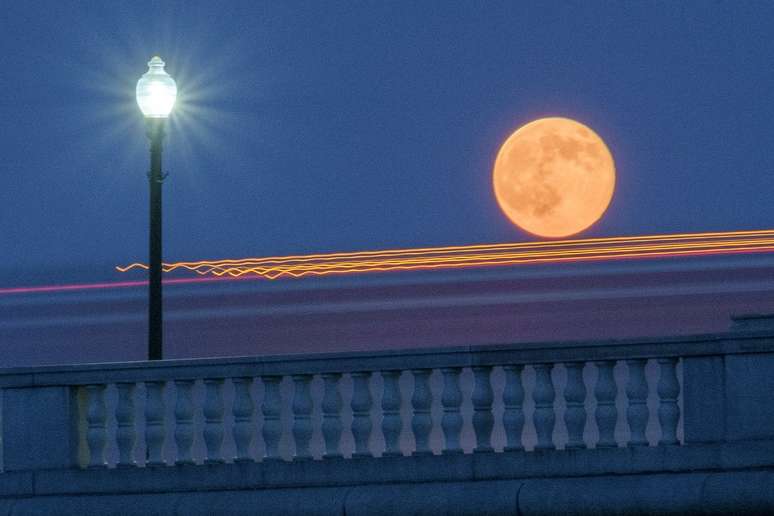 A de agosto, afirma a Nasa, deve ser ainda mais espetacular, já que a Lua Cheia coincide exatamente com a hora do perigeu