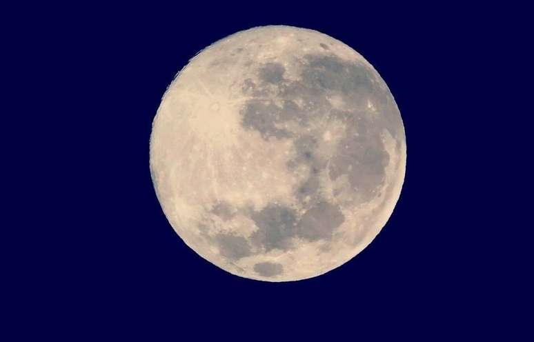 <p>Às 5h26 deste domingo, segundo a agência meteorológica Climatempo, foi possível observar a Lua no perigeu, isto é, quando foi atingida a menor distância entre o centro da Terra e o centro da Lua; foto registrada às 5h23 em Arapoti, no Paraná</p>