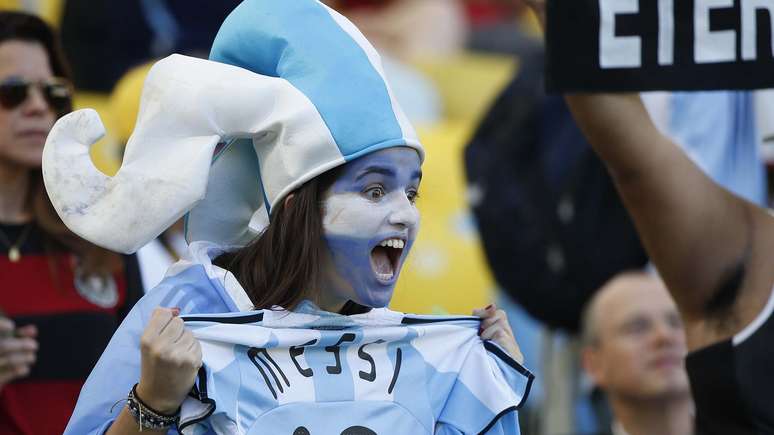 <p>Torcedores brasileiros e argentinos trocaram provocações com músicas no final da cerimônia no Maracanã</p>