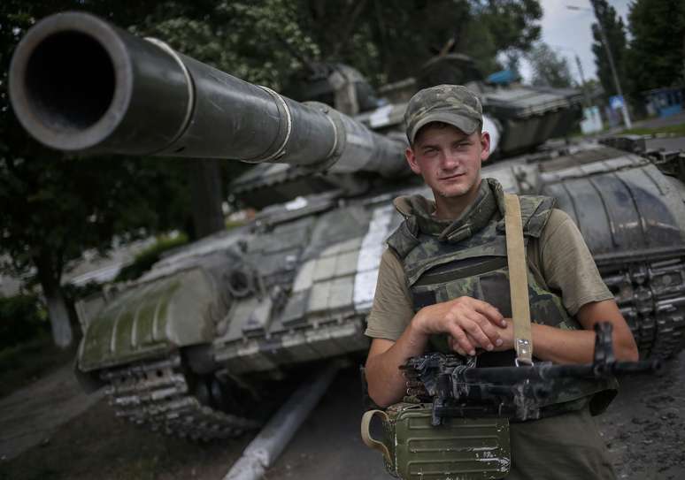 <p>Um soldado ucraniano fica de guarda na cidade ucraniana oriental de Seversk, na regi&atilde;o de Donetsk, em 12 de julho</p>