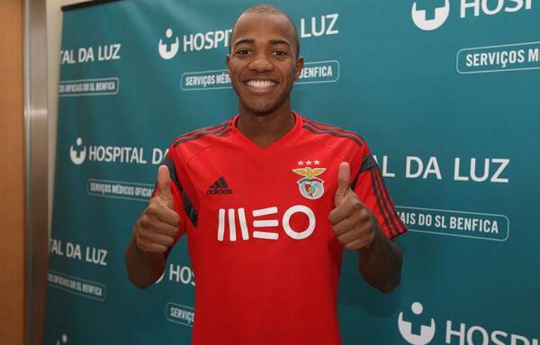Victor Andrade já aparece com camisa do Benfica e espera marcar gols