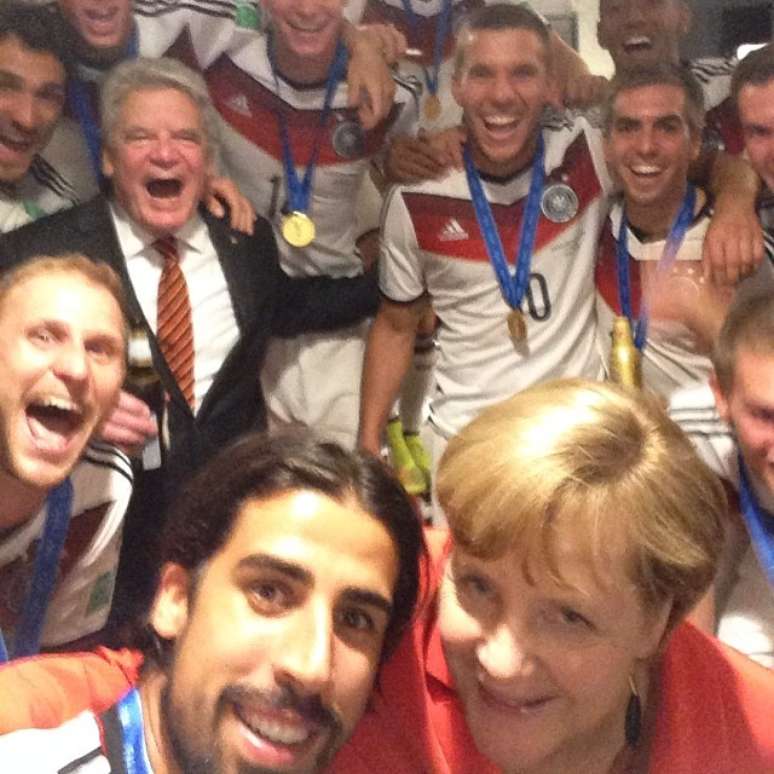 <p>Os jogadores da sele&ccedil;&atilde;o da Alemanha decidiram comemorar a conquista da Copa do Mundo e o tetracampeonato em selfies com a chanceler alem&atilde; Angela Merkel, que assistiu &agrave; final contra a Argentina, no Maracan&atilde;, e foi ao vesti&aacute;rio vibrar com os jogadores ao final do jogo. Na foto, Angela e parte da sele&ccedil;&atilde;o</p>