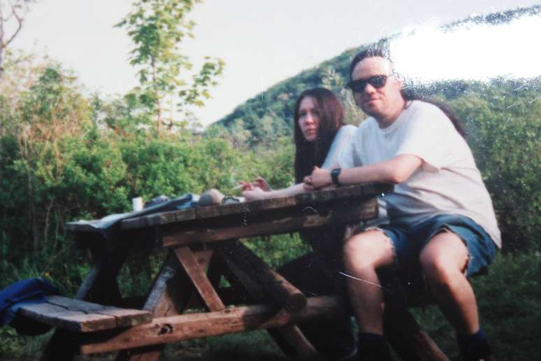 <p>Claudia Tienan e Tommy Ramone</p>