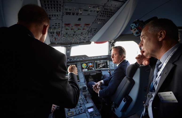 <p>Primeiro ministro britânico, David Cameron, visita o interior de um Airbus A350 XWB em Farnborough</p>