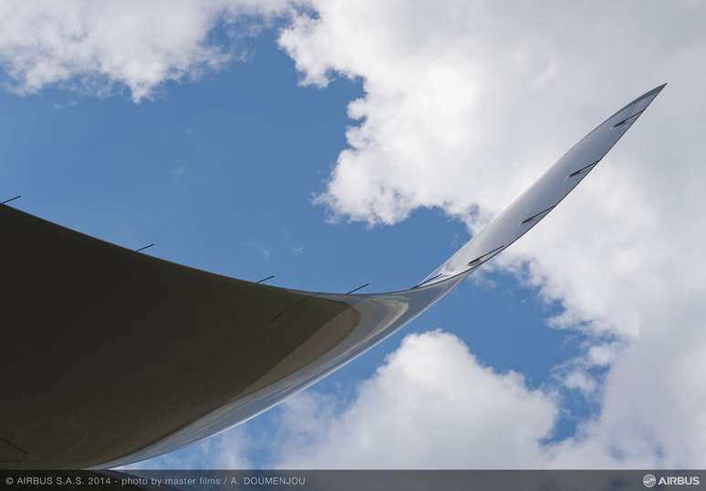 <p>Detalhe dos winglets (dobra no final da asa) do Airbus A350 XWB</p>
