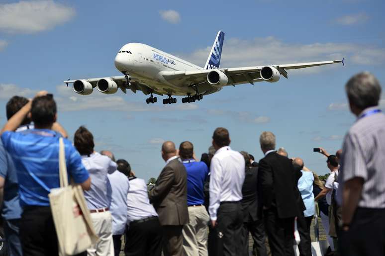 <p>Airbus A380 pousa sob os olhos de espectadores em Farnborough</p>