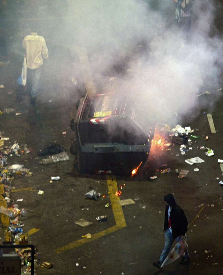 <p>Dezenas de policiais e torcedores ficaram feridos ap&oacute;s confrontos perto do Obelisco, em Buenos Aires, onde argentinos assistiram &agrave; final da Copa do Mundo, contra a Alemanha</p>