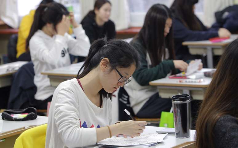 <p>O sistema educacional sul-coreano costuma ser criticado por&nbsp;submeter os estudantes a uma excessiva press&atilde;o e estimular a competitividade</p>
