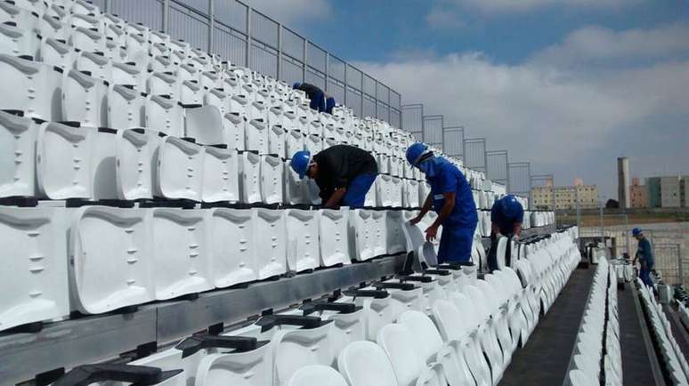 Operários desmontam cadeiras do setor provisório da Arena Corinthians