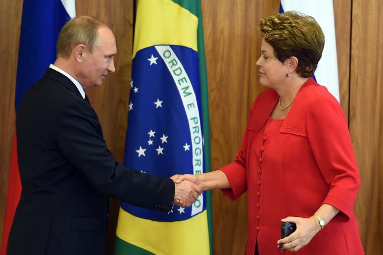 Dilma e Vladimir Putin conversaram sobre a organização da próxima Copa, na Rússia