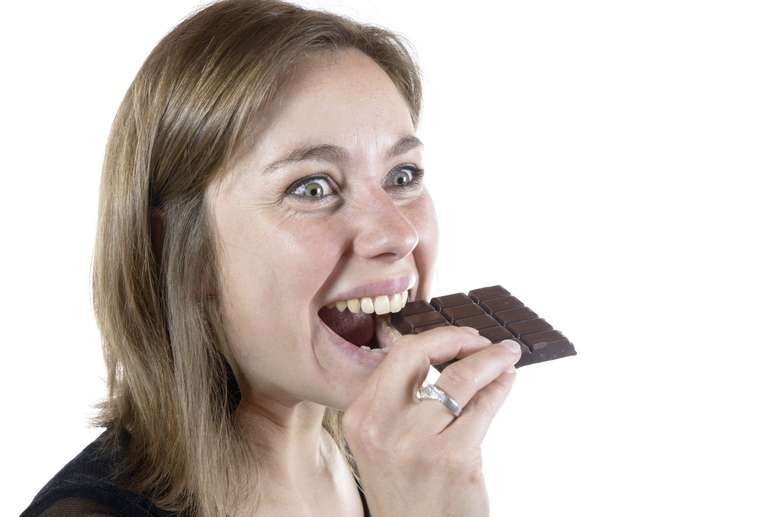 Após ingerir alimento rico em açúcar, deve-se escovar os dentes antes de completar 20 minutos