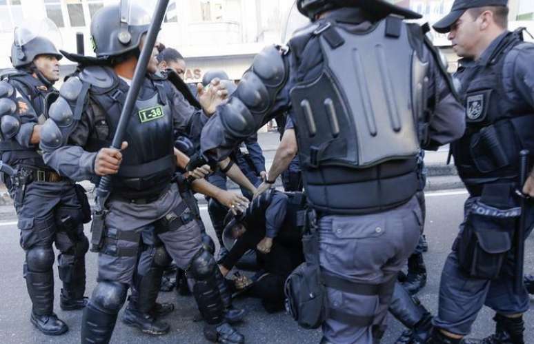 Polícia detém manifestante no Rio de Janeiro antes da final da Copa do Mundo. 13/07/2014