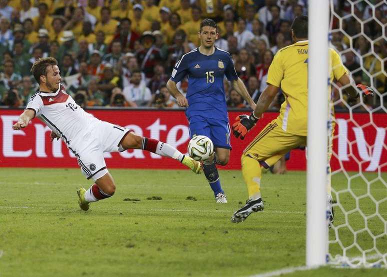 Mario Goetze chuta e faz o gol da vitória da Alemanha sobre a Argentina na final da Copa de 2014, no Maracanã. 13/7/2014.