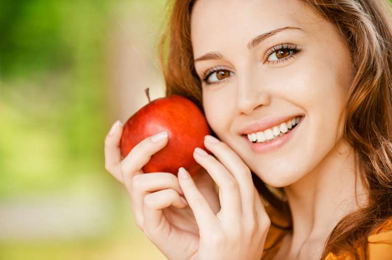 Com extrato concentrado, sais minerais, ácidos orgânicos e vitaminas, peeling de maçã vermelha renova, hidrata e nutre a cútis de forma indolor 