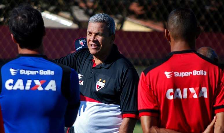 Hélio dos Anjos passa instruções ao jogadores do Atlético-GO