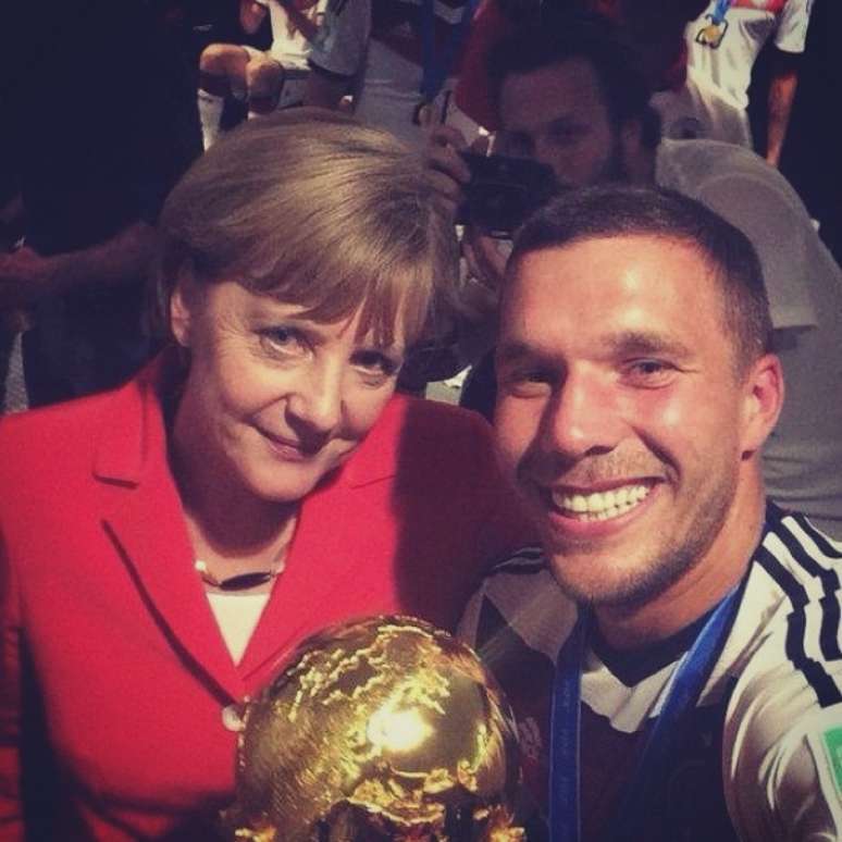 Lukas Podolski faz selfie com a chanceler Angela Merkel