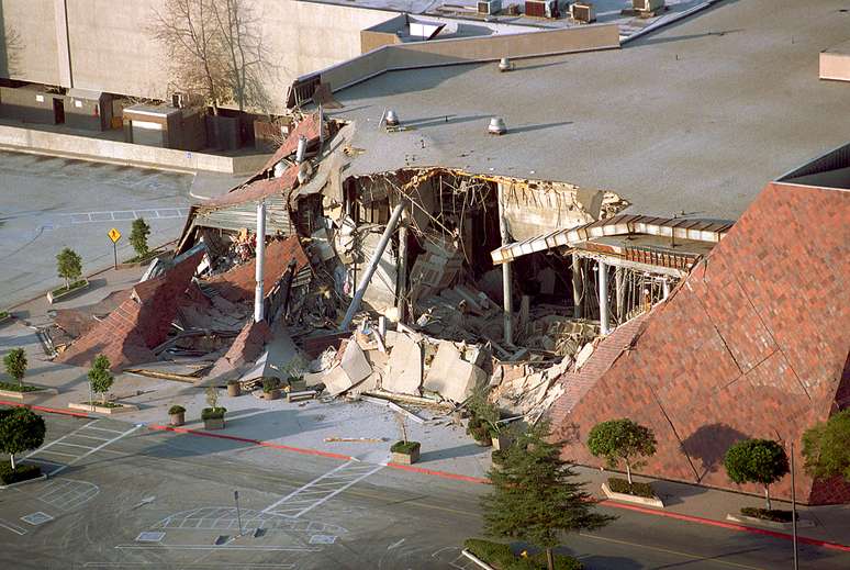 <p>Parte de um loja de departamento, no Fashion Center Northridge, no Vale de San Fernando, perto de Los Angeles, desmoronou após um forte terremoto que atingiu o sul da Califórnia, em 17 janeiro de 1994</p>