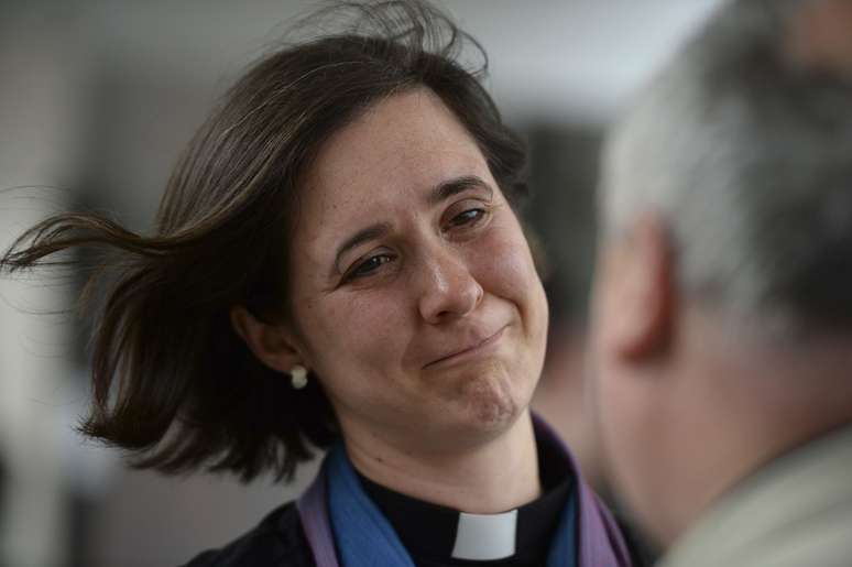 <p>Kat Campion-Spall da igreja de St Mary, em Merton, chora após a aprovação da ordenação de mulheres como bispos, em 14 de julho</p>