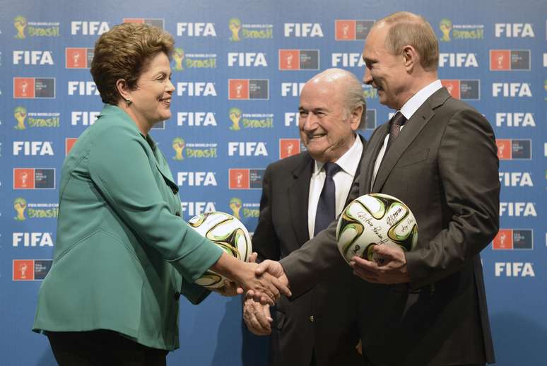 <p>Dilma passa, simbolicamente, a Putin a sede da Copa do Mundo durante uma cerimônia no Rio de Janeiro</p>